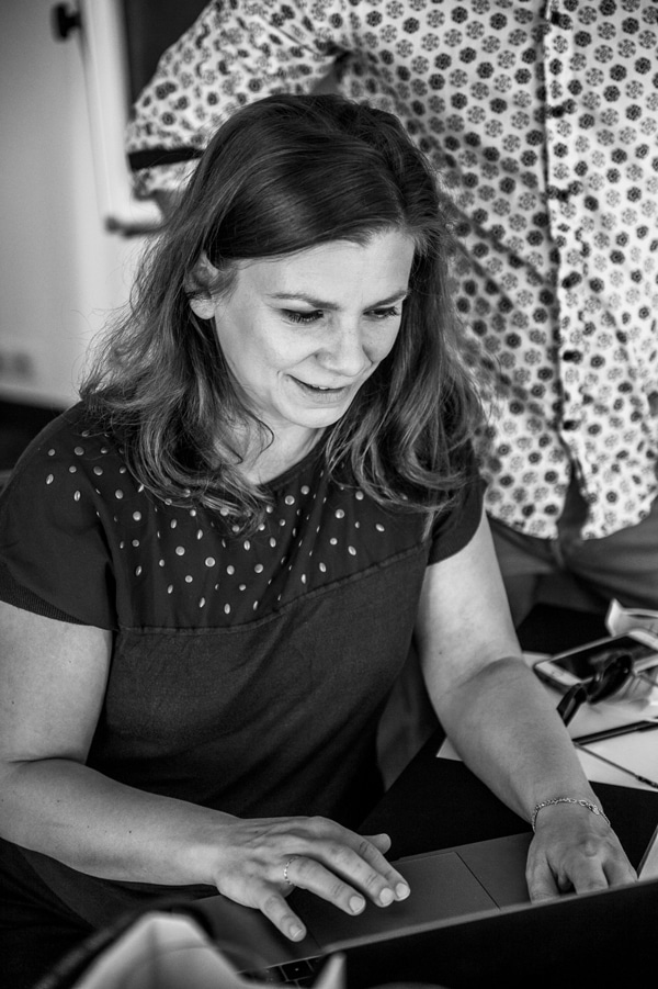 Portrait d'aurélie Garbay-Douziech au Régina, devant un ordinateur, par Marie-B. Seillant