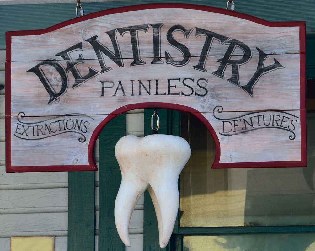 Photo d'un panneau decabinet de dentiste avec une dent pour illustrer un article sur un partenariat avec une influenceuse