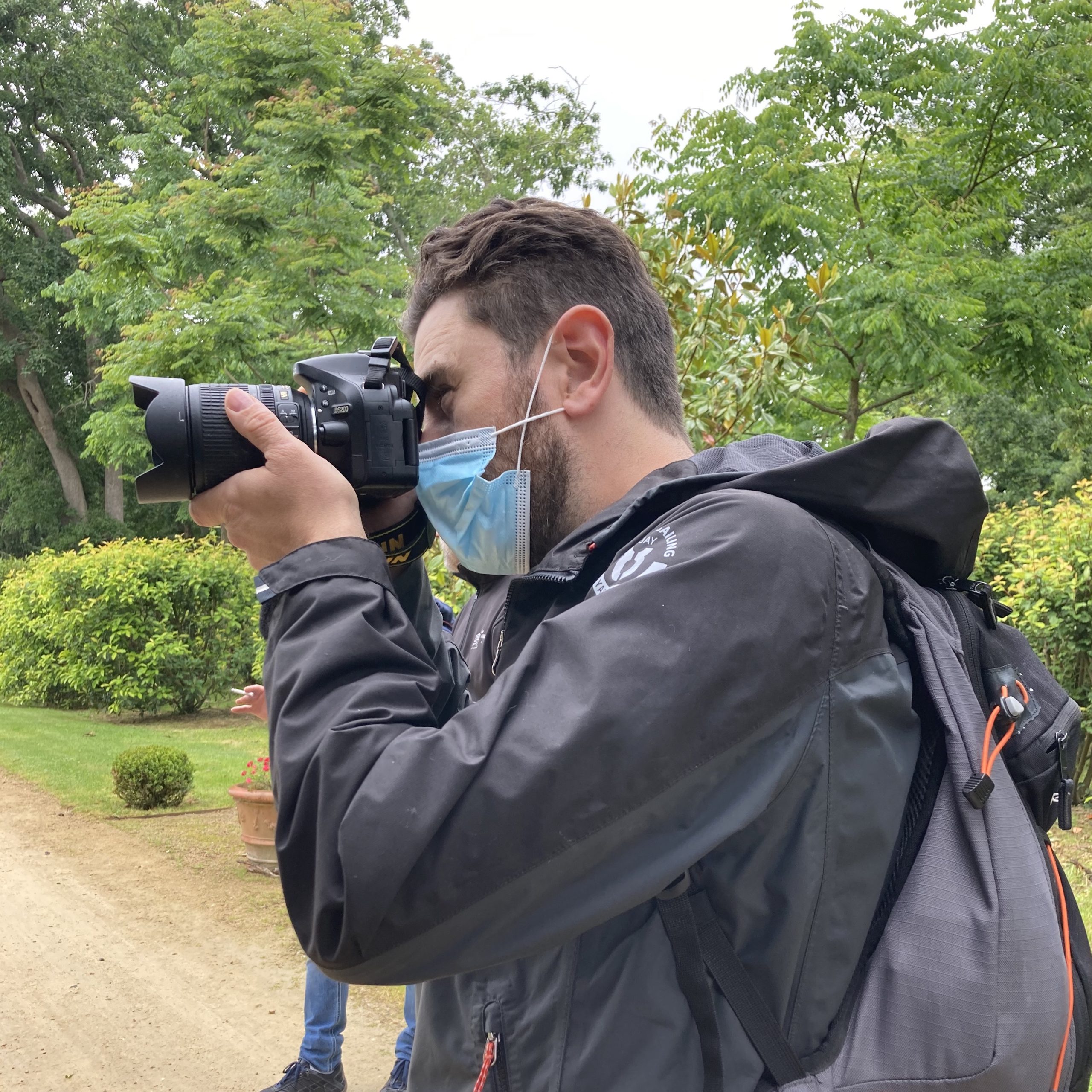 Etienne, de l'Agence Iltze, prenant une photo à Arnaga, Cambo-les-Bains, pour du Community Management