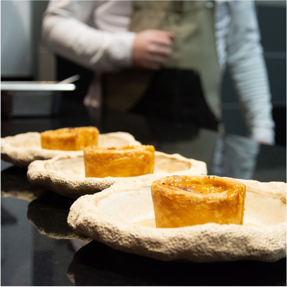 community-manager-materiel-smartphone-appareil-photo-pays-basque-agence-iltze-tarte-pommes-choko-ona