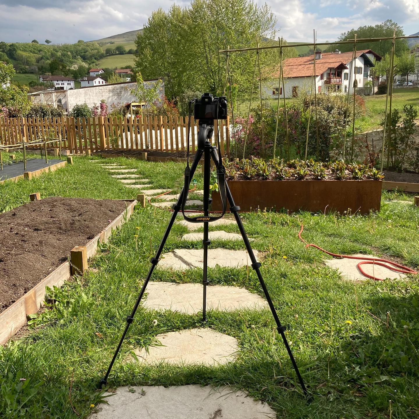 Vue d'un boitier reflex sur les jardins de Choko Ona par l'Agence Iltze