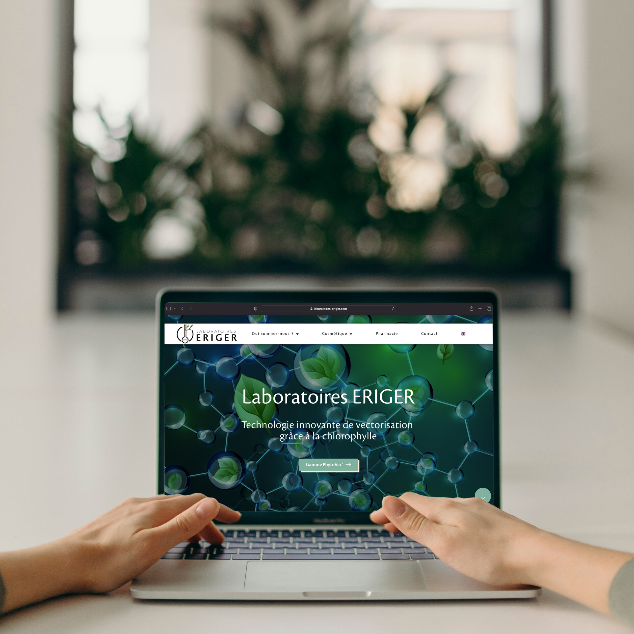 Mise en scène du site web vitrine créé par l'Agence Iltze pour les Laboratoires Eriger