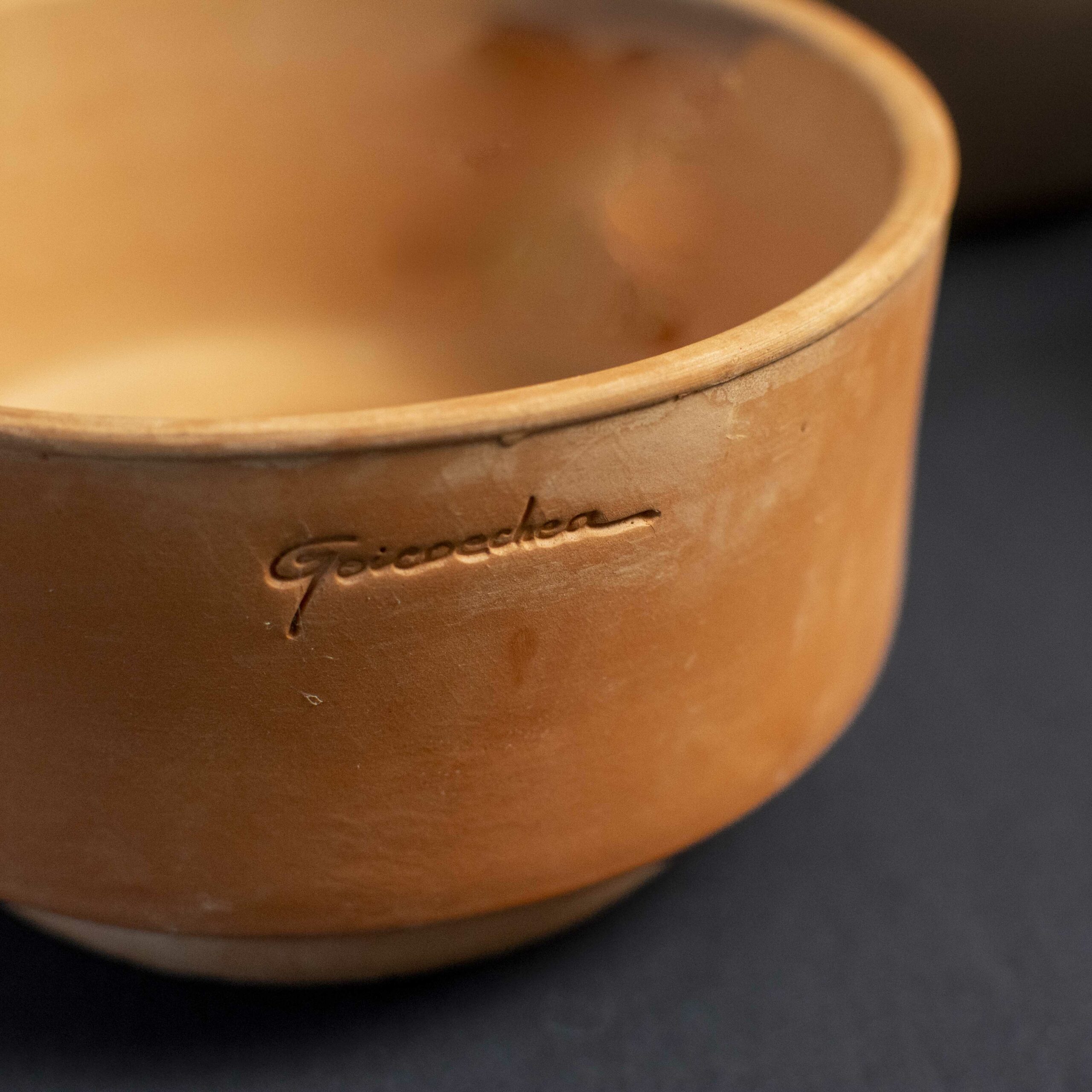Focus sur la signature d'une poterie Goicoechea pour le site de Loc N Chic