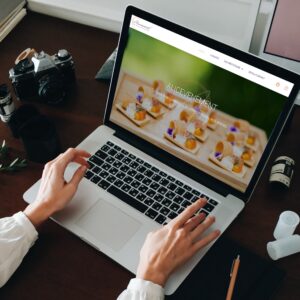 Site web sur mesure réalisé par l'Agence Iltze, au Pays basque, en wordpress, pour Alicevenement, traiteur au Pays basque qui voulait un site vitrine à son image